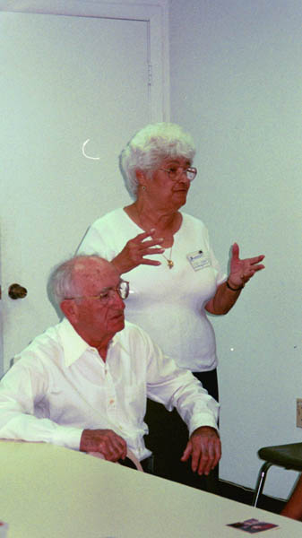 25-compartiendo.JPG (27464 bytes)